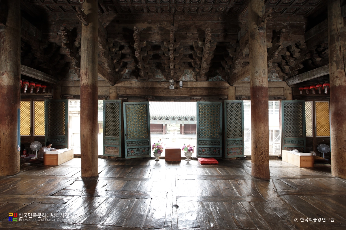 경주 불국사 대웅전 문 내부