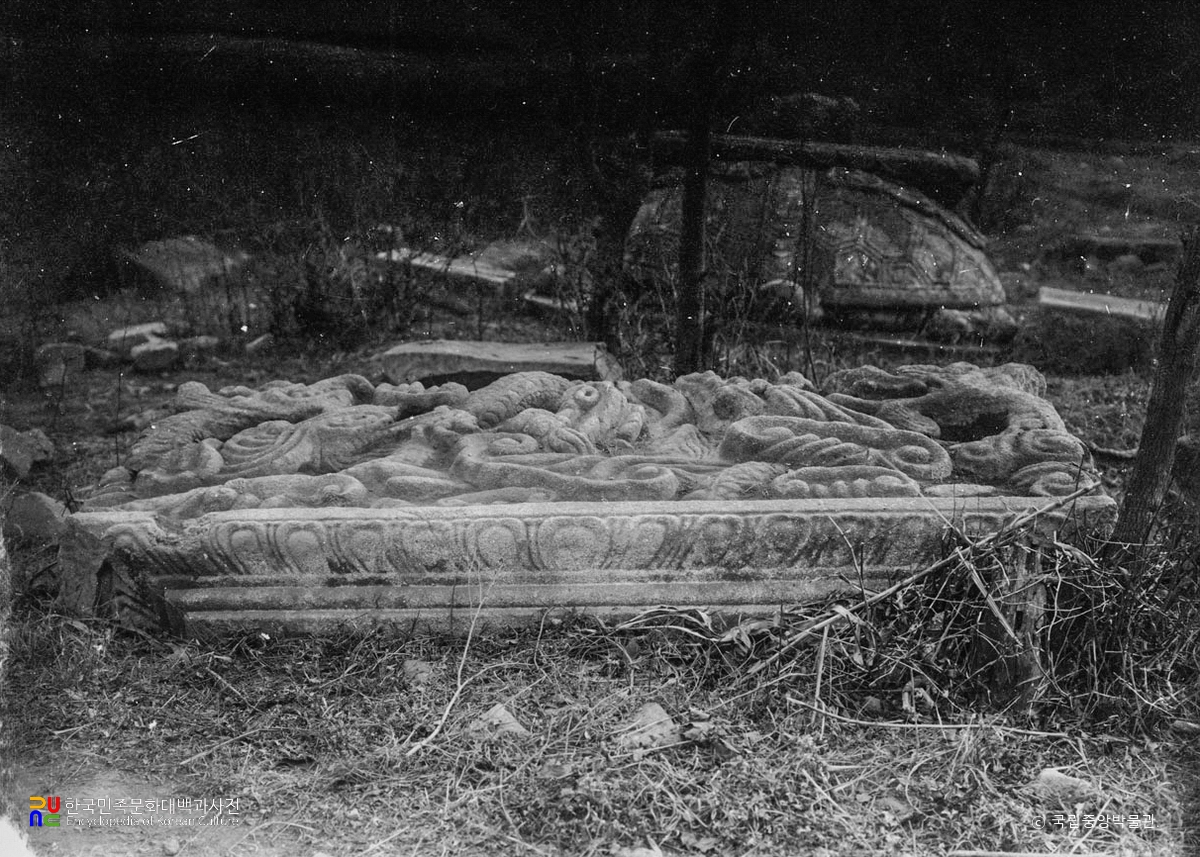 여주 고달사지 원종대사탑비 이수(수습 전)