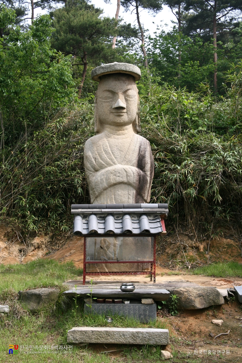용화사 미륵불입상