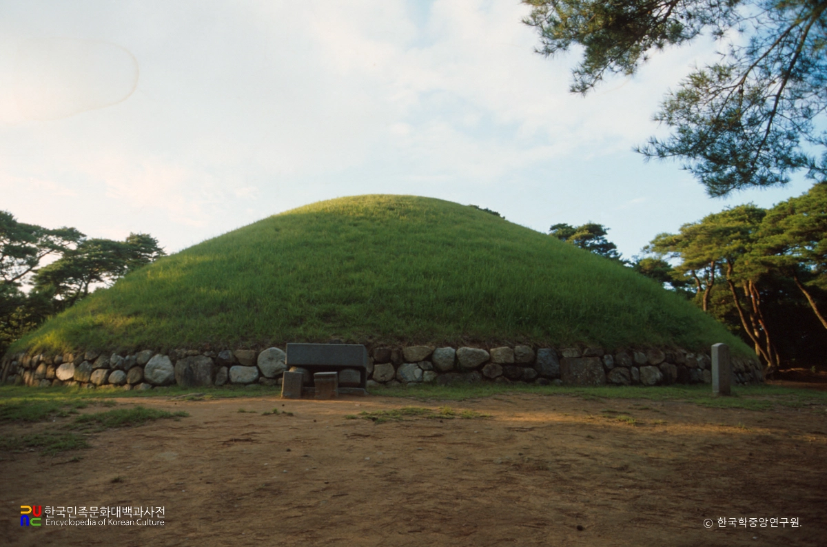 경주 신라 선덕여왕릉 정면