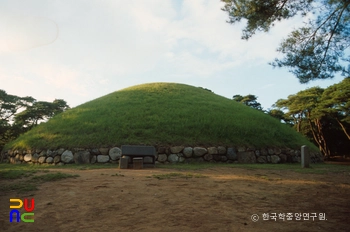 경주 신라 선덕여왕릉 정면