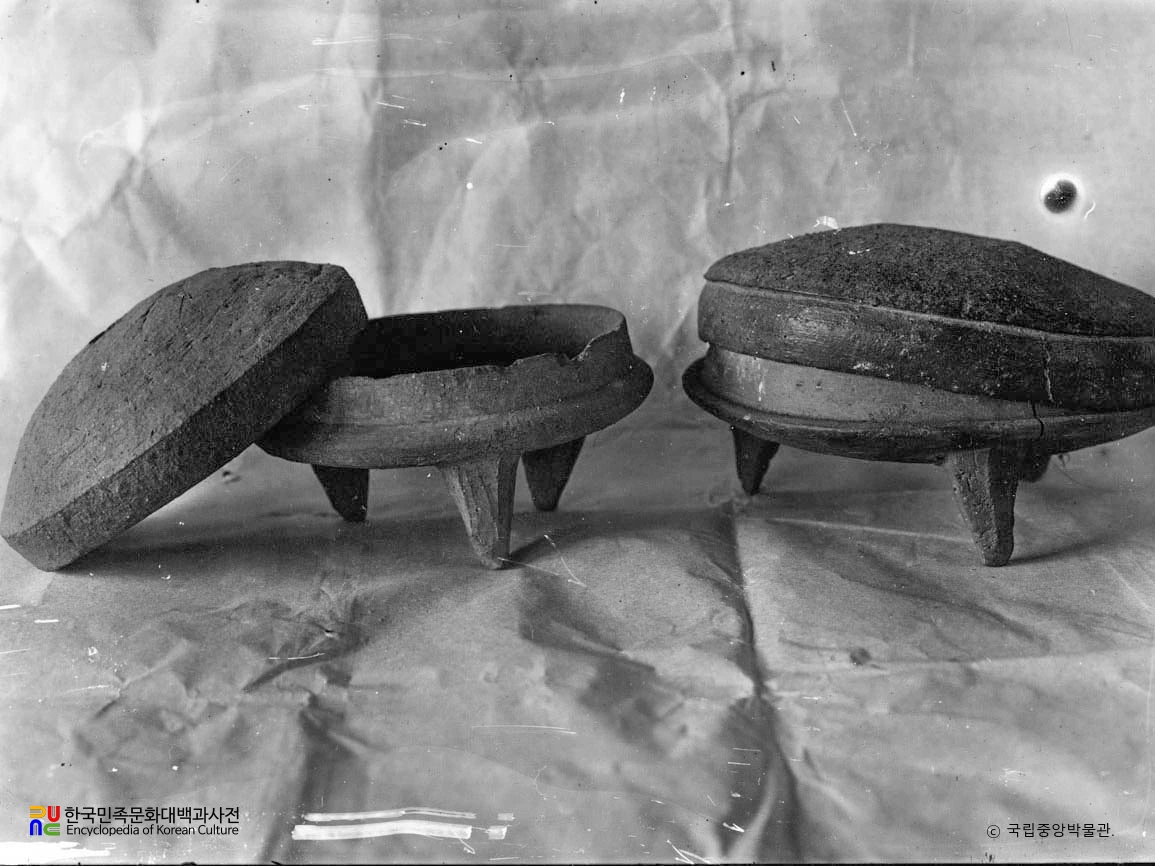 충남 부여 출토 유개삼족토기