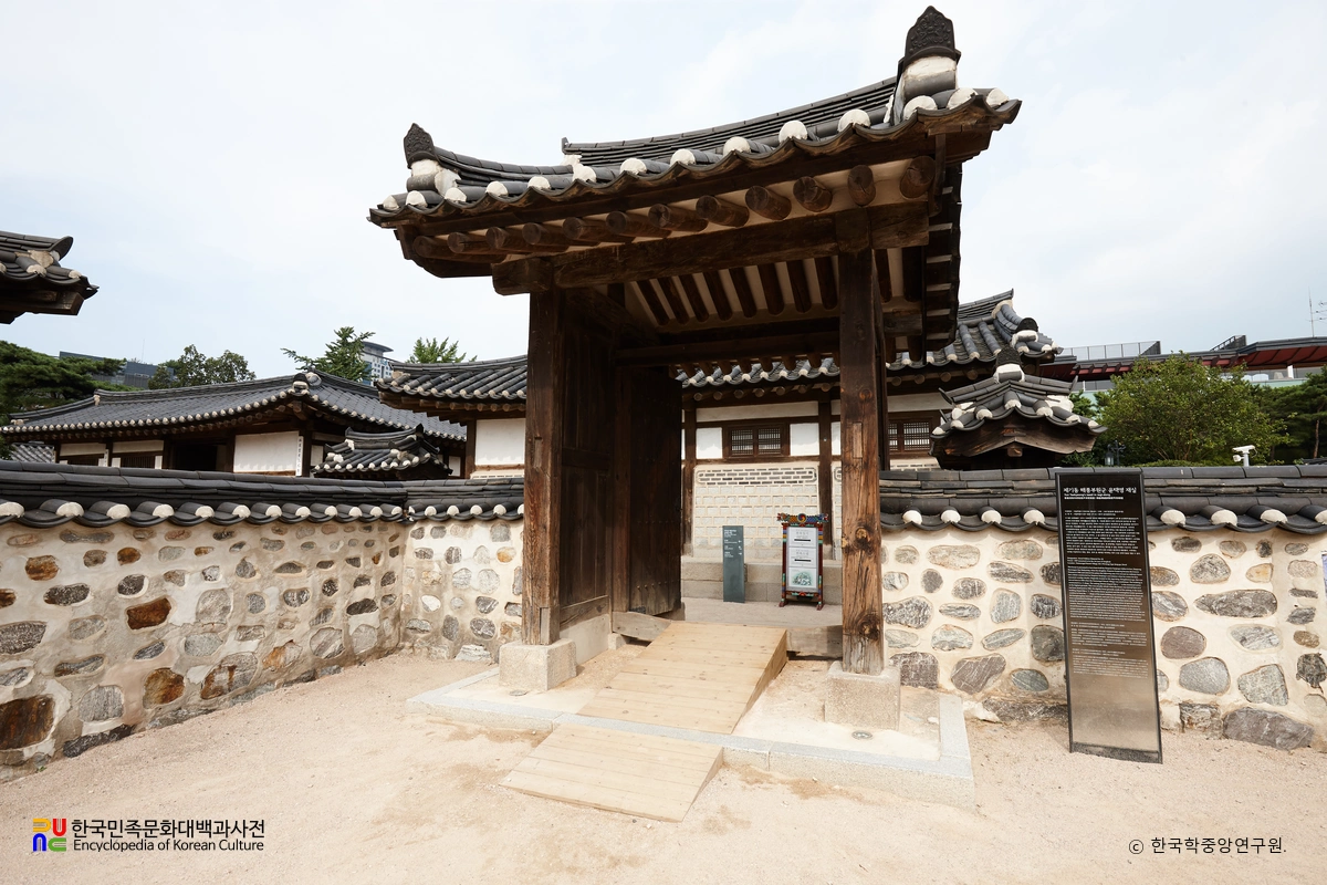 서울 제기동 해풍부원군 윤택영 재실 대문