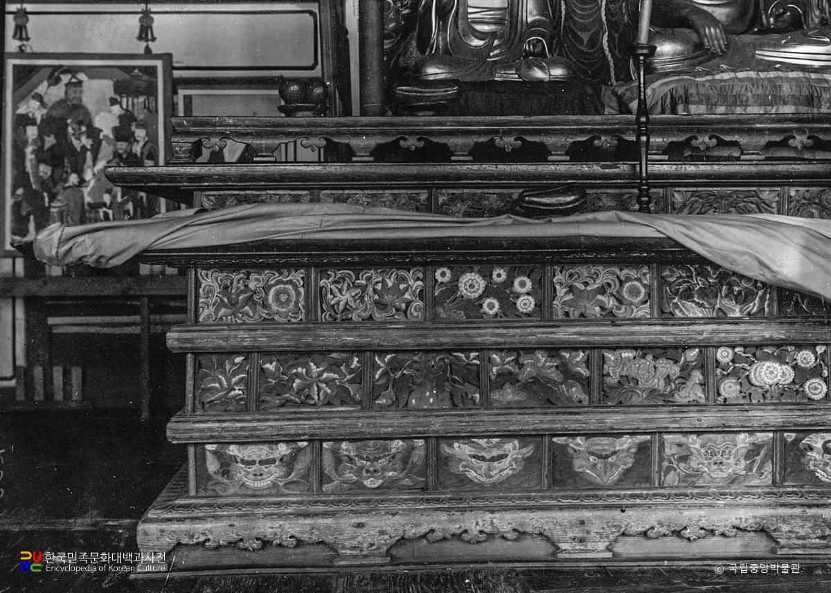 강화 전등사 대웅전의 수미단 정면 좌측