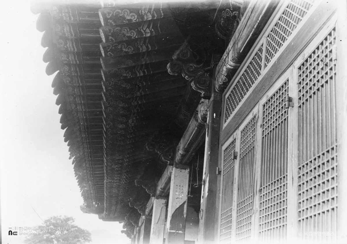 서울 경복궁 중 만경전 처마 측면