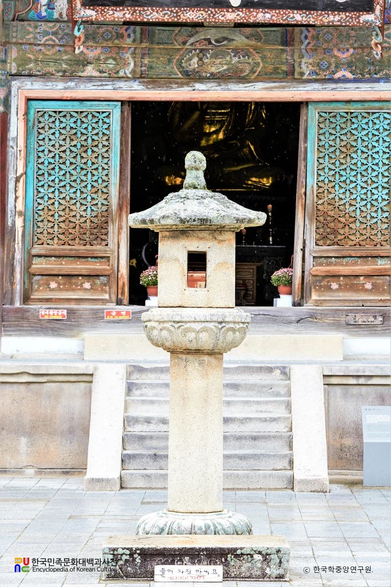 경주 불국사 대웅전 앞 석등 정면