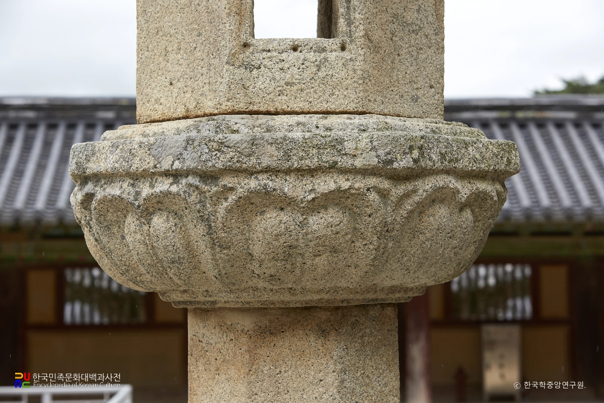 경주 불국사 대웅전 앞 석등 상대석