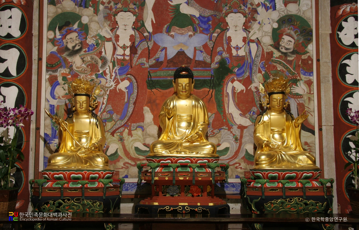 남해 용문사 목조 아미타삼존불 좌상