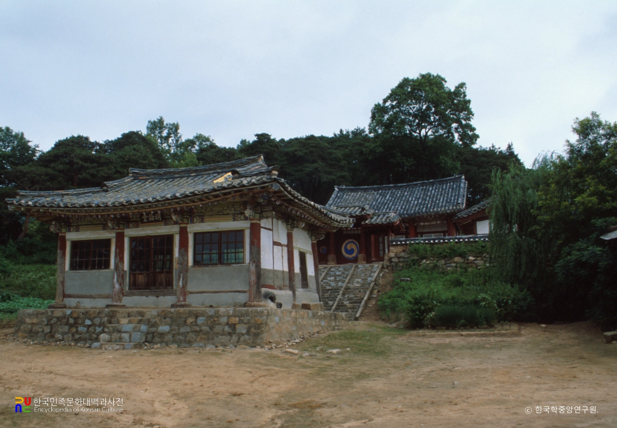 안성 죽산향교 명륜당 정측면