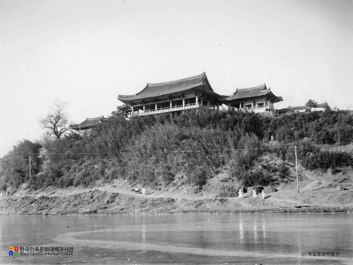 밀양 영남루 전경