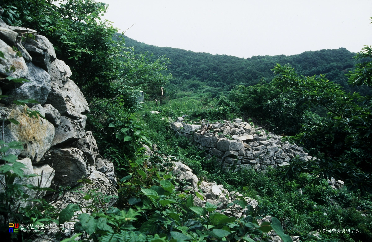 예산 임존성 성벽