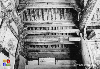 예산 수덕사 대웅전 내부 가구