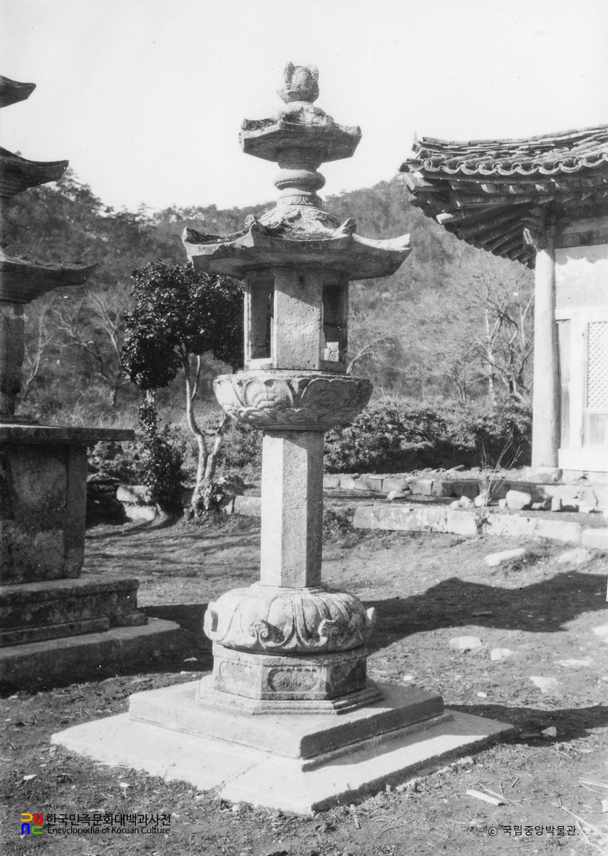 장흥 보림사 남·북 삼층석탑 및 석등 중 석등 측면