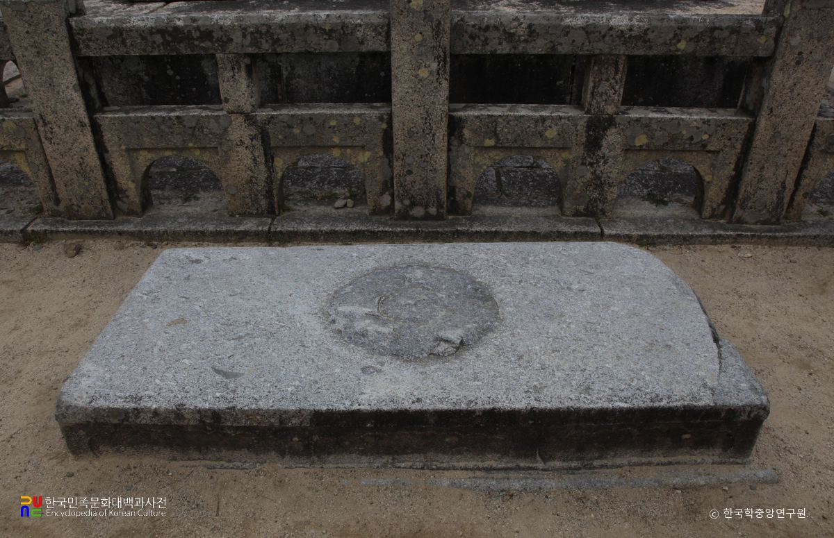 합천 해인사 삼층석탑의 배례석