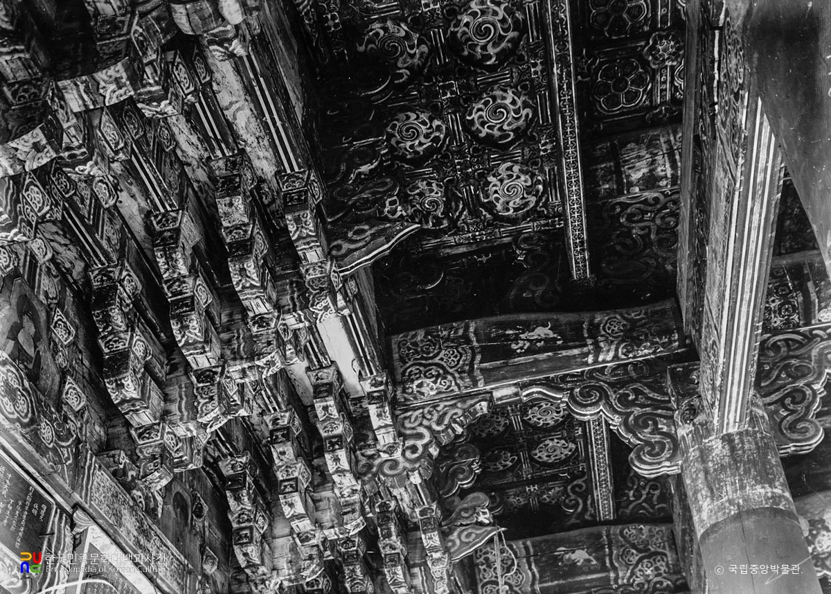 양산 통도사 대웅전 천장과 가구