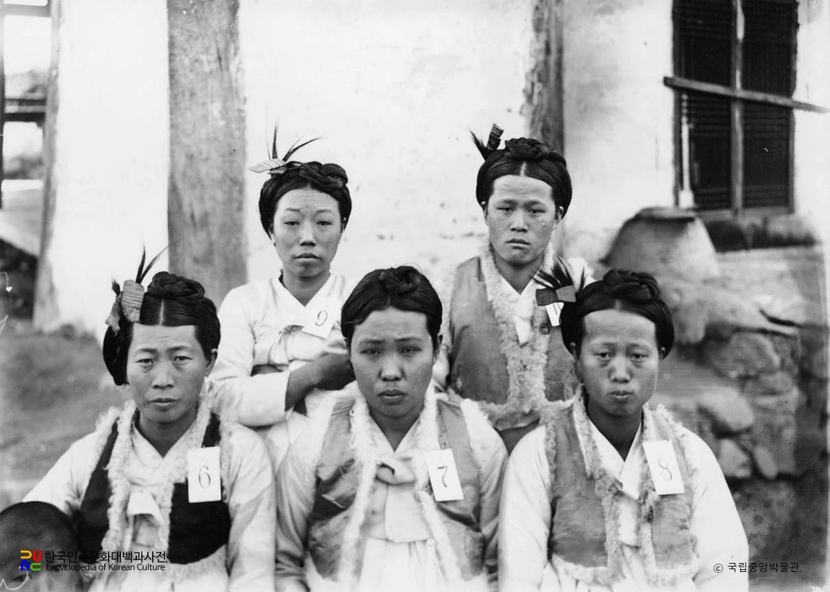황해도 수안군 여자들의 모습