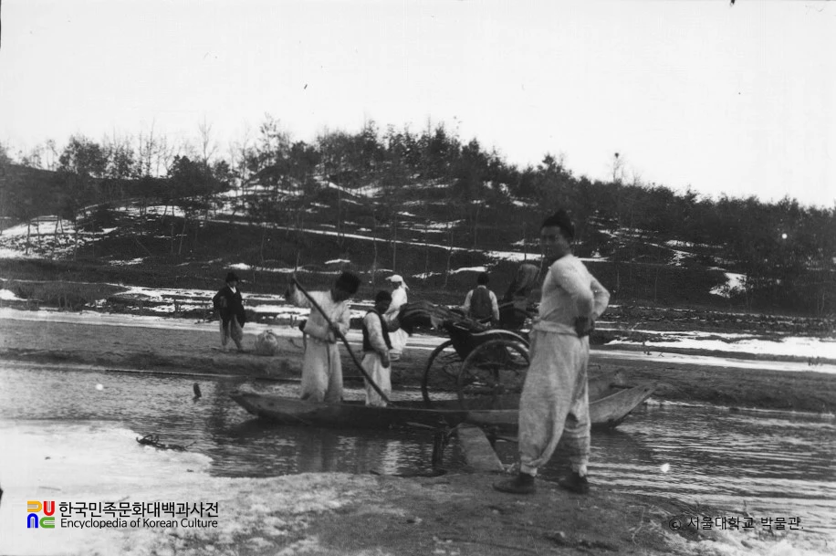 인력거를 나룻배로 나르는 모습