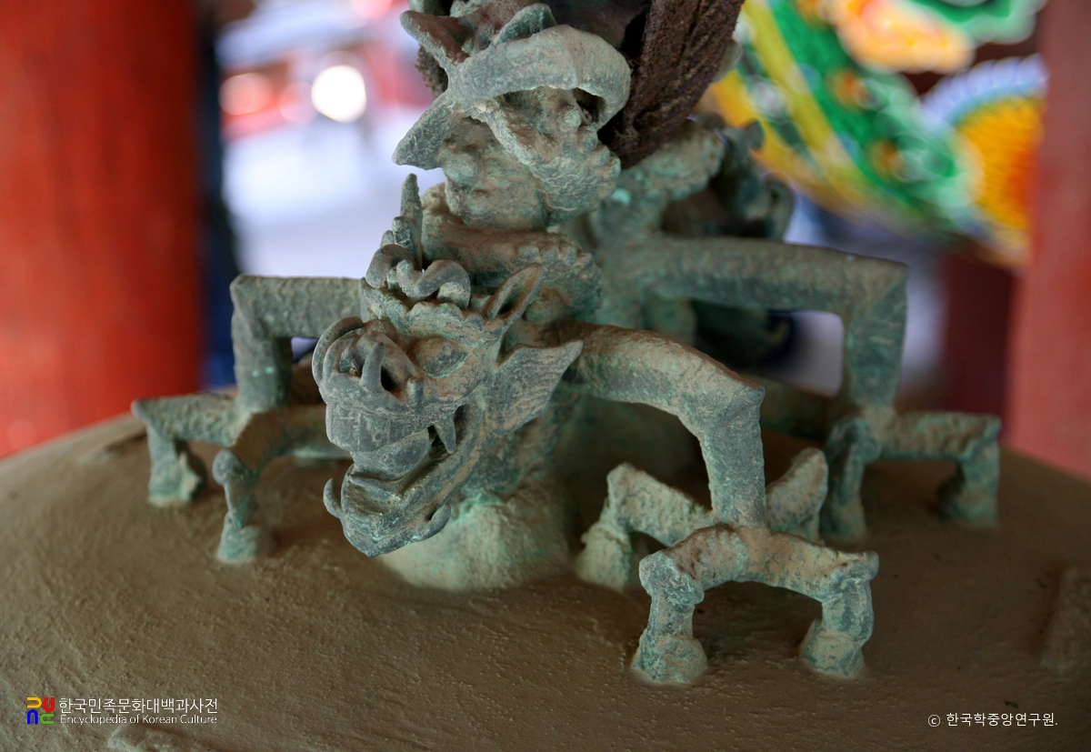 범어사 동종 부분