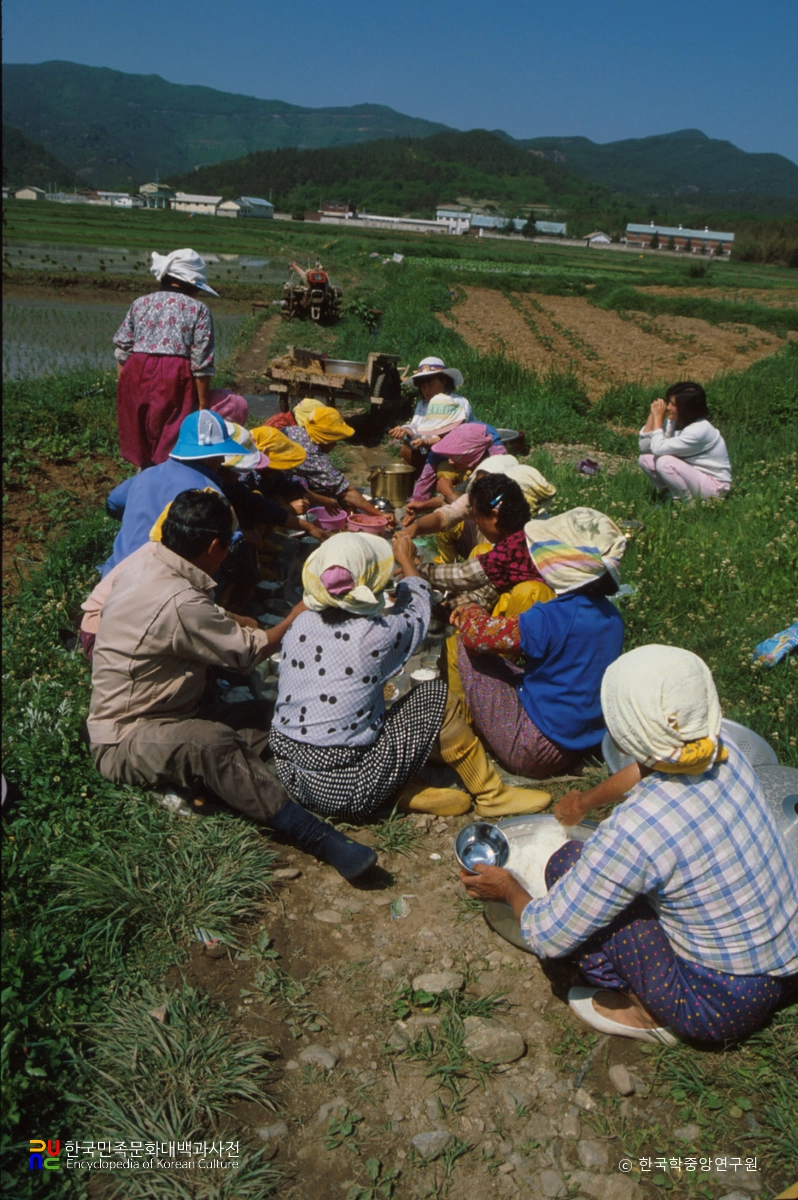 새참 먹는 모습