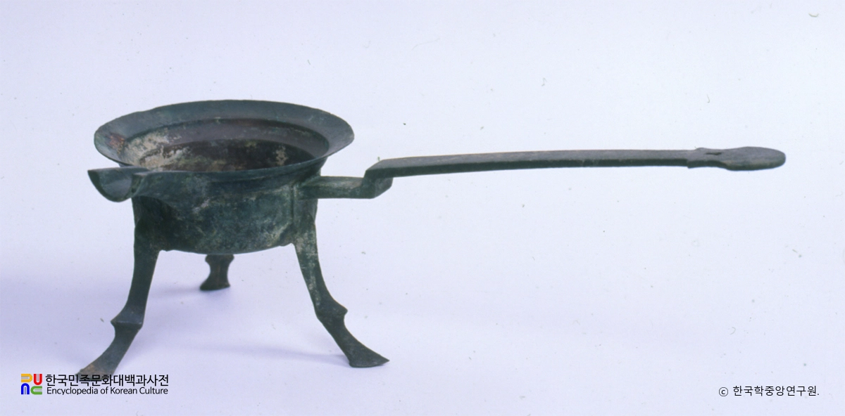 창녕 교동 고분군 출토 유물(자루솥)