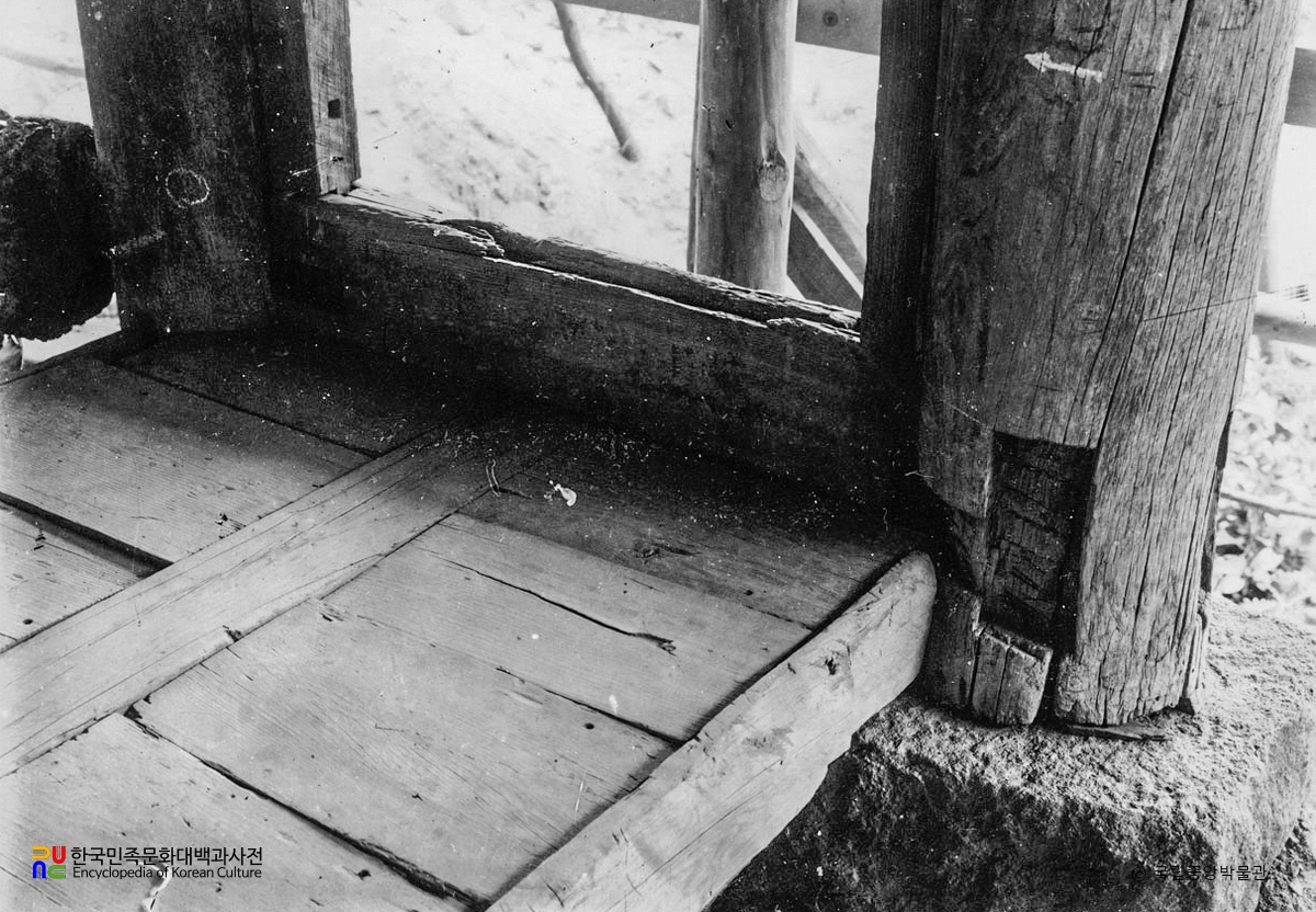 춘천 청평사 회전문 기둥 마루