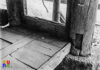 춘천 청평사 회전문 기둥 마루