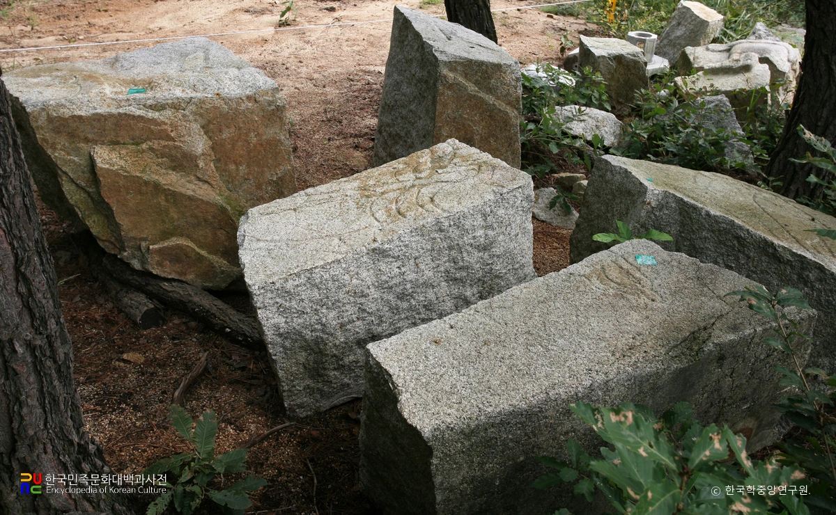 금산 미륵사 석조불두 및 마애불편 일괄 / 마애불편