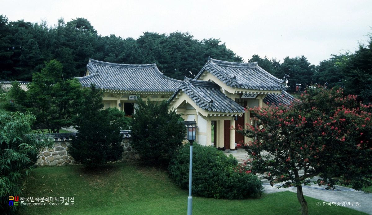 정기룡 장군 유적 /  충의사