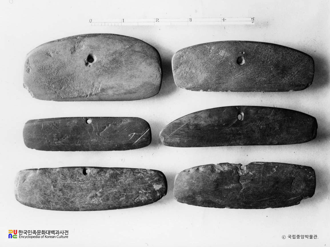 함북 회령 출토 반달돌칼