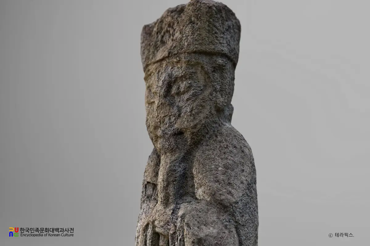 여수 석인의 상부 우측면