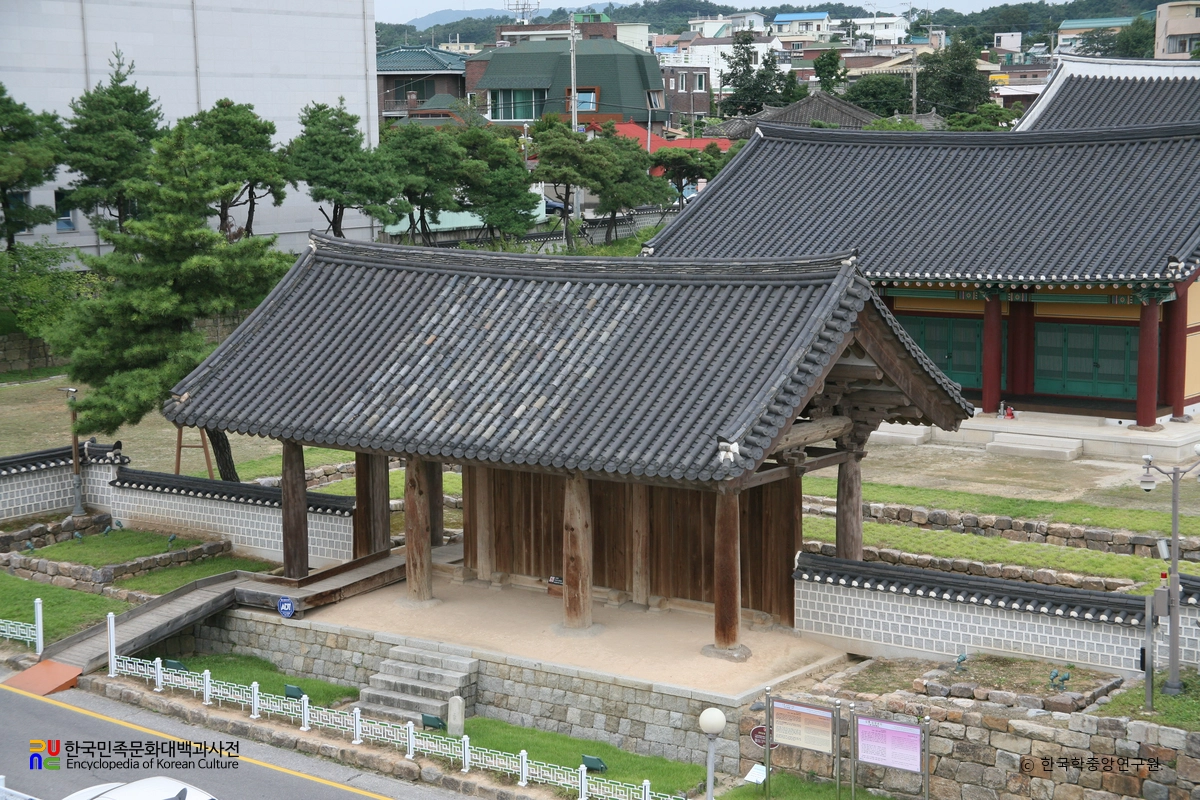 강릉 임영관 삼문 정측면