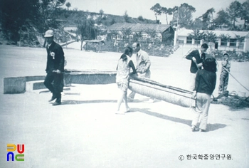 간성국민학교 / 구건물과 졸업생