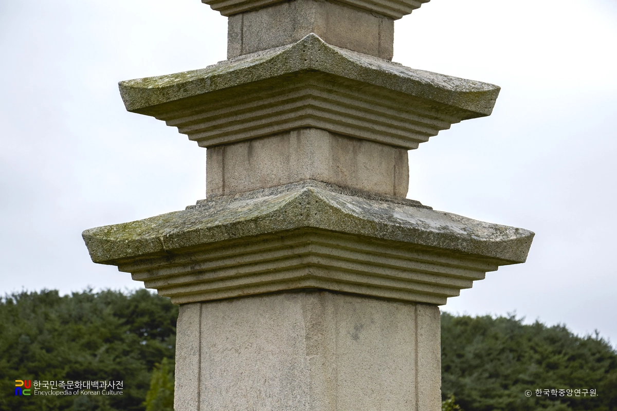 경주 마동 삼층석탑 탑신 정측면