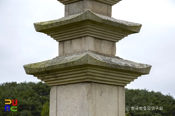 경주 마동 삼층석탑 탑신 정측면
