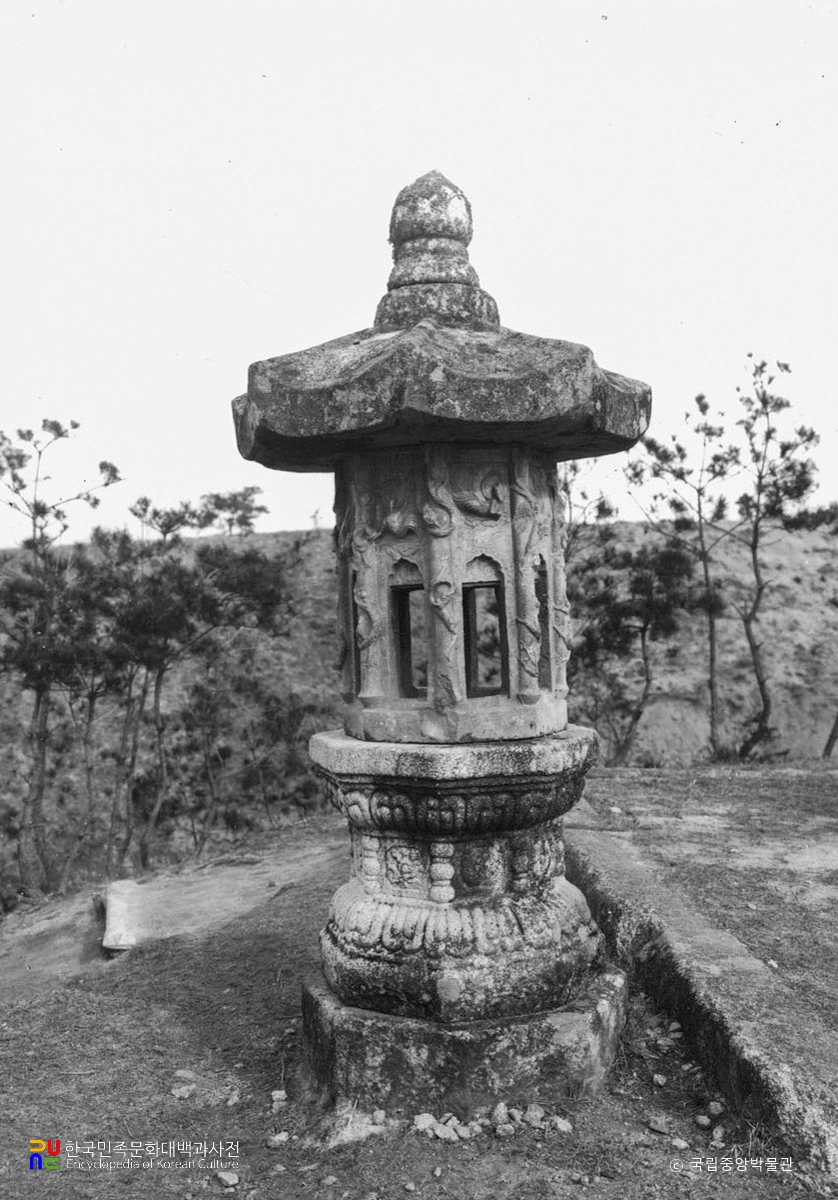 여주 신륵사 보제존자석종 앞 석등