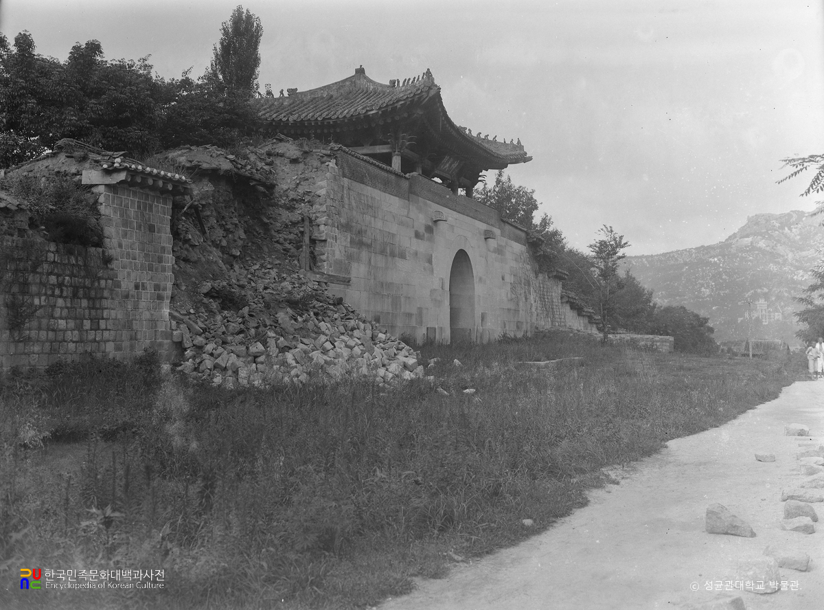 서울 경복궁 중 신무문 정측면