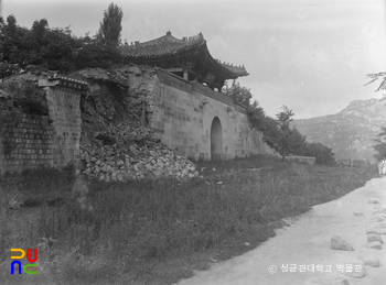 서울 경복궁 중 신무문 정측면