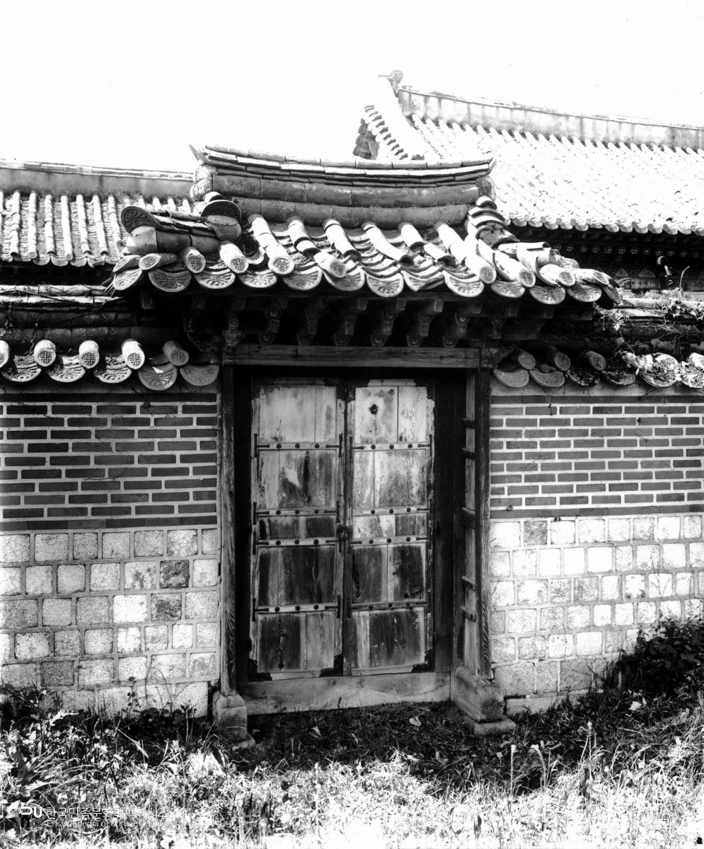 서울 경복궁 자경전 뒤편 담장과 일각문 정측면