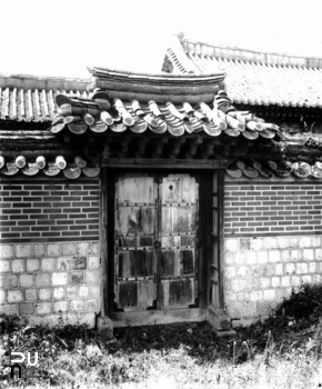 서울 경복궁 자경전 뒤편 담장과 일각문 정측면