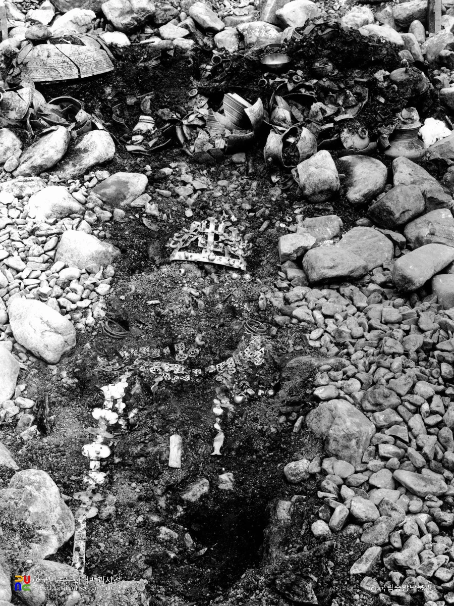 경북 경주 서봉총 목관 내부 유물