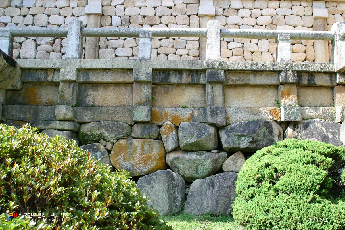 경주 불국사에서 보이는 그렝이질 공법 석축