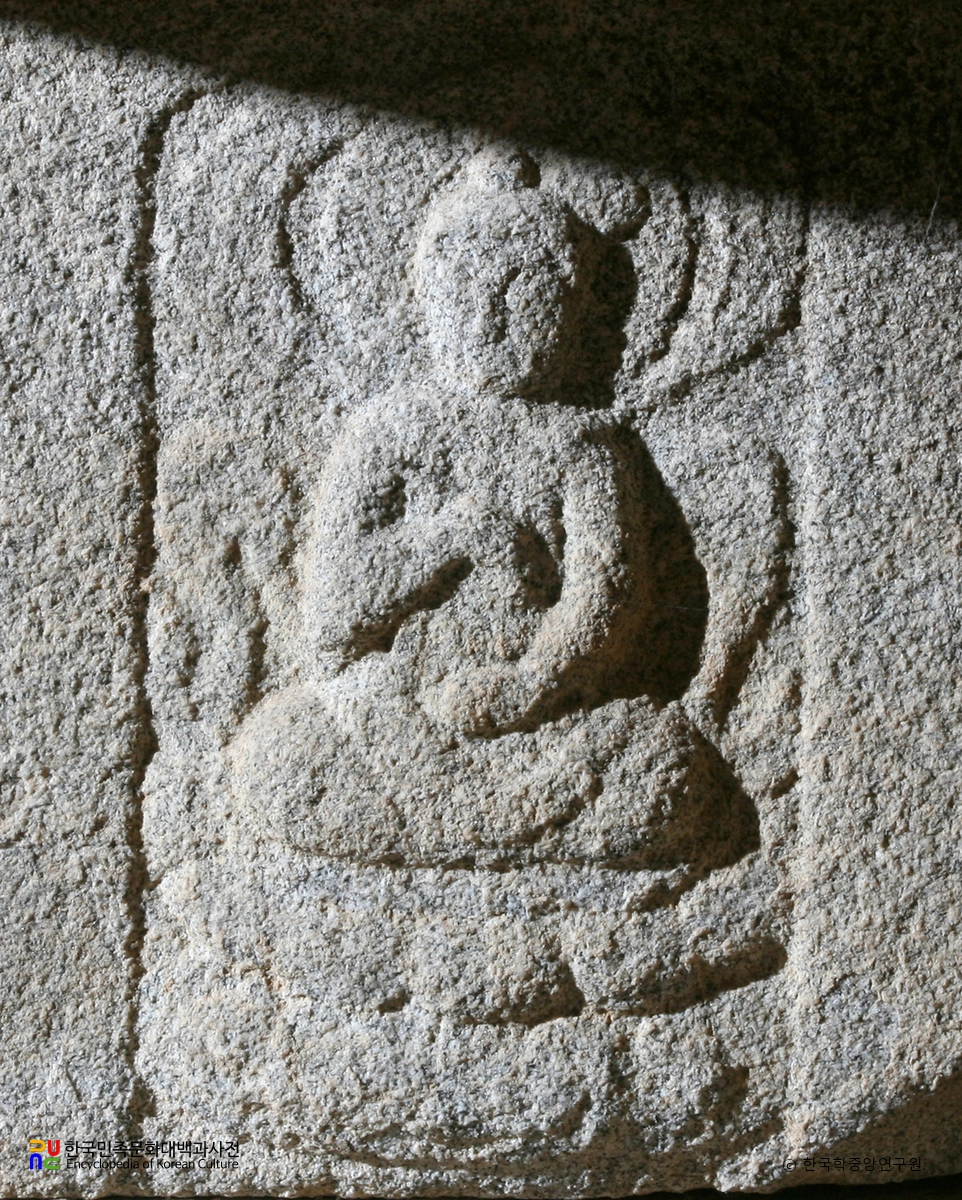 영주 북지리 석조여래좌상 중 서쪽 불상 중대에 조각된 불상