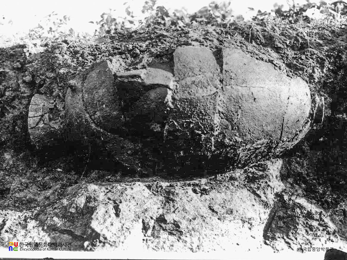 부산 동래 패총 2호 옹관 출토 상태