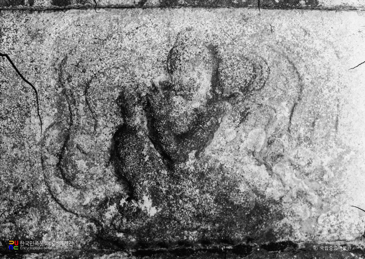 구례 화엄사 사사자 삼층석탑 좌측 하부 기단의 천인상