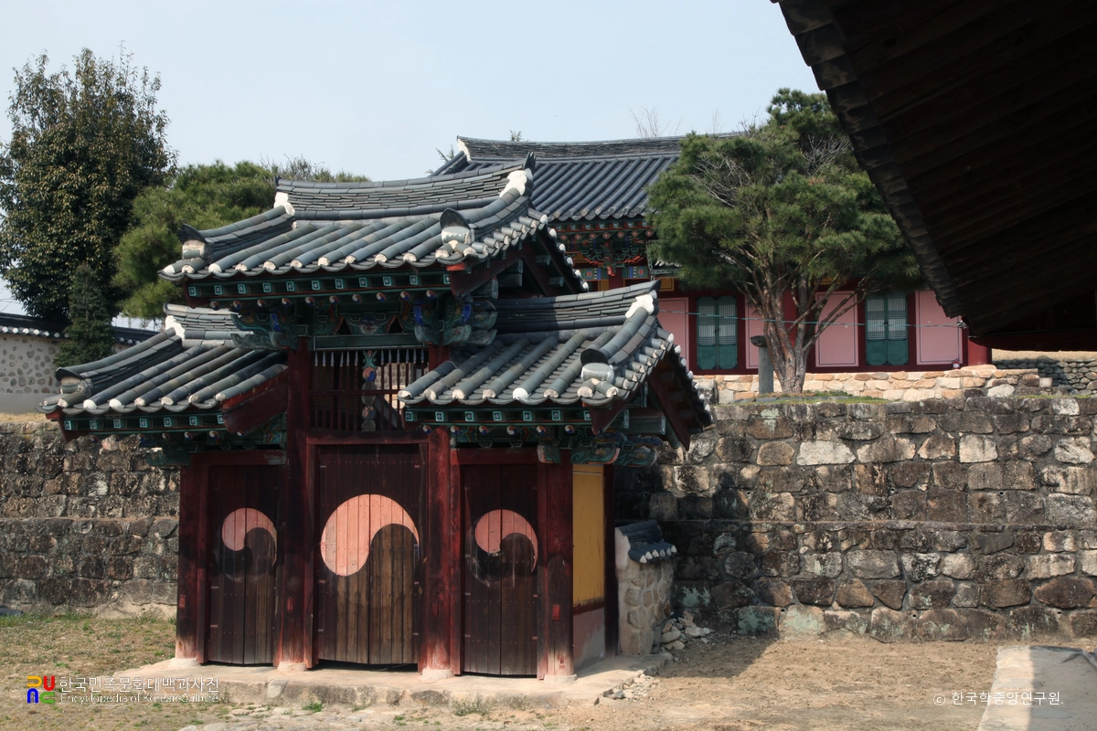 거창향교 중 내삼문 정측면
