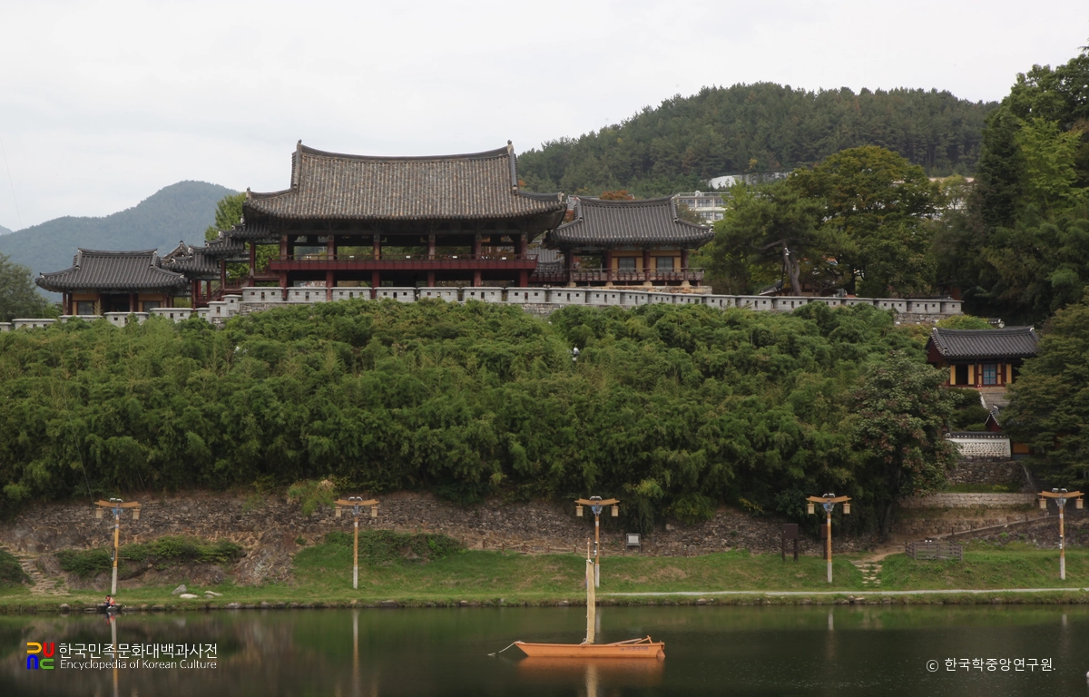 밀양 영남루 전경