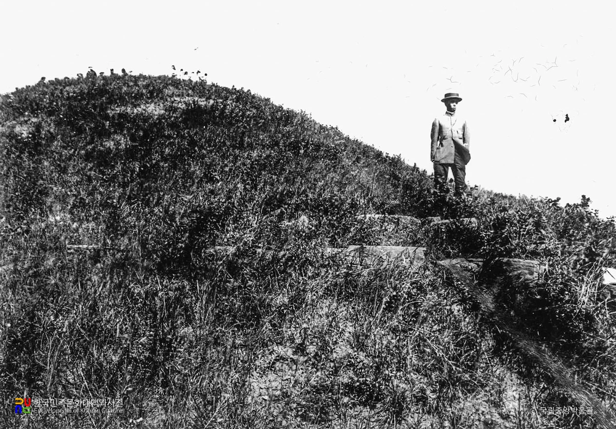 평남 강동 한왕묘 우측면 기단