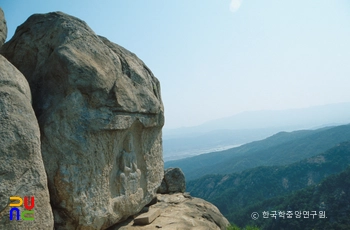 경주 남산 신선암 마애보살반가상 측면과 전경