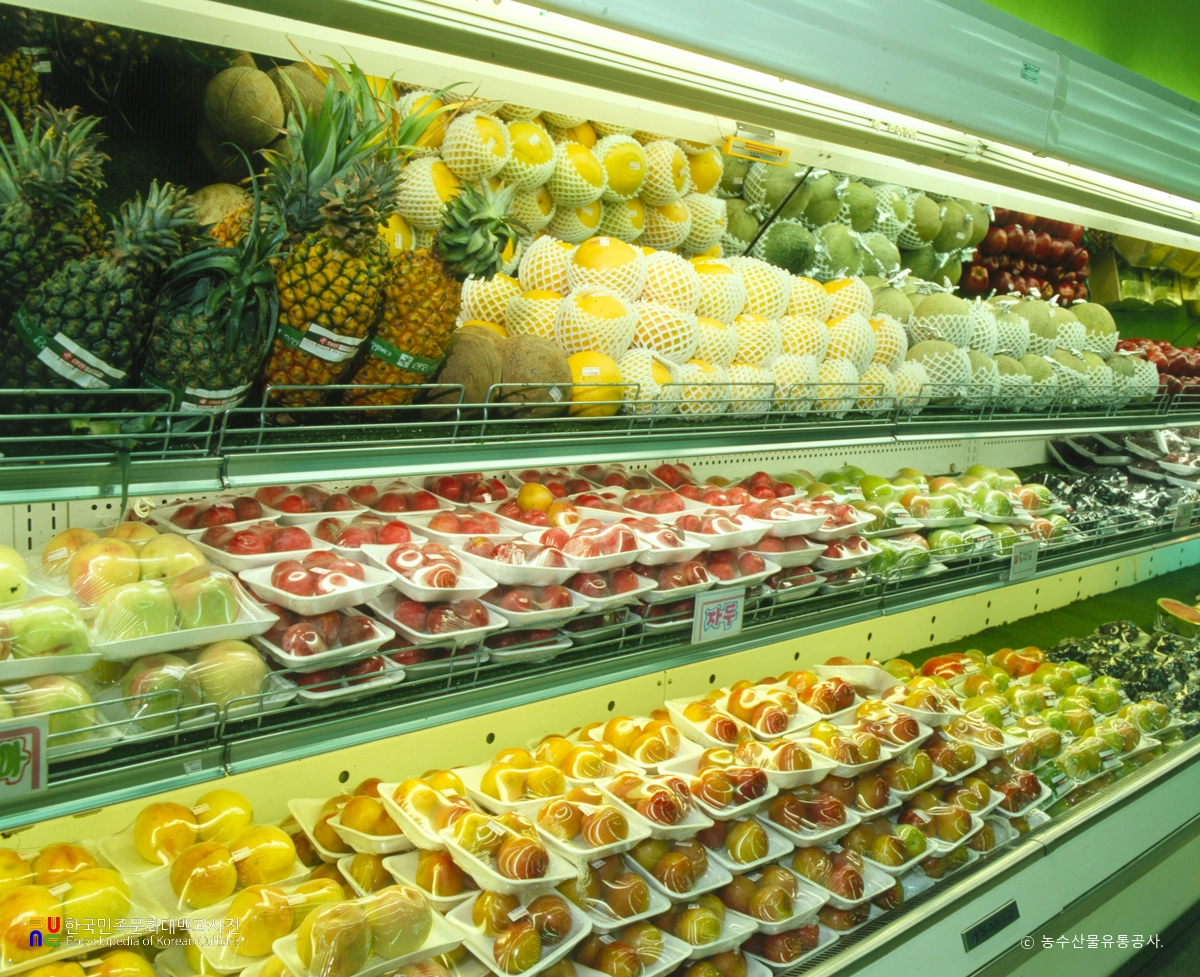 슈퍼마켓에 진열된 농산물