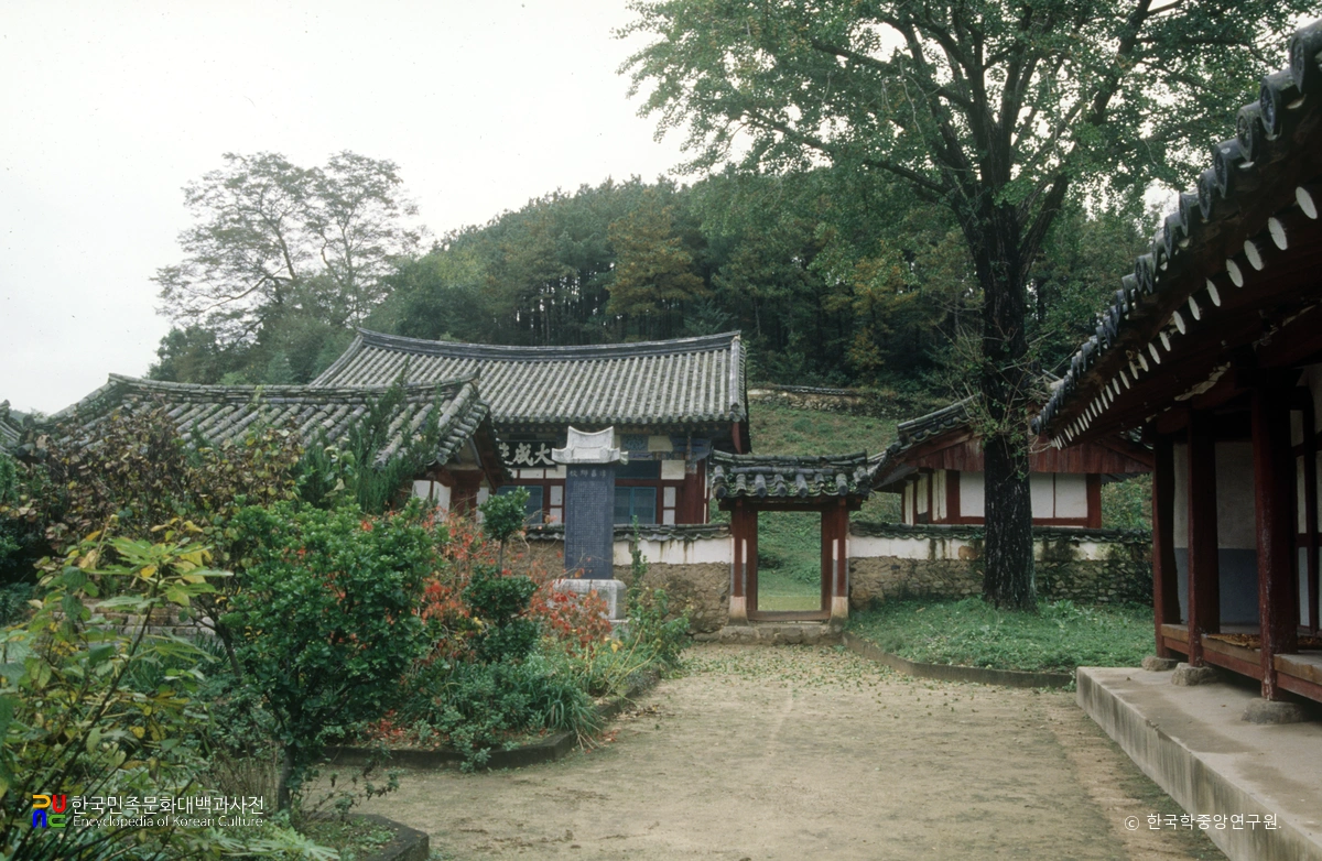 순창향교 대성전 정면 일부